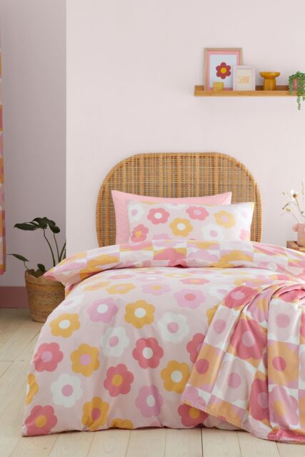 Catherine Lansfield 'Retro Daisy' Reversible Duvet Cover Set in Pink - Size: Single - image 1