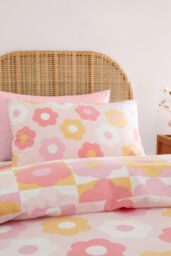 Catherine Lansfield 'Retro Daisy' Reversible Duvet Cover Set in Pink - Size: Single - thumbnail 3