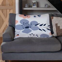 Benjamin Tate Design Pink & Blue Flowers Blanket in Natural - Size: 120 cm x 150 cm - thumbnail 2