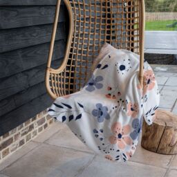 Benjamin Tate Design Pink & Blue Flowers Blanket in Natural - Size: 120 cm x 150 cm - thumbnail 4