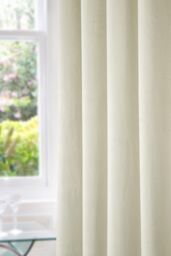 Homescapes Thermal 100% Blackout Velvet Curtains in Cream - Size: 117 cm width x 183 cm drop - thumbnail 2