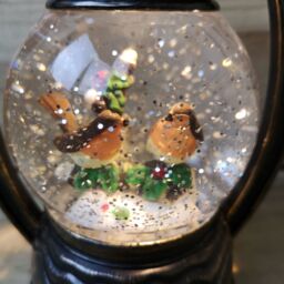 Samuel Alexander 31cm Dual Powered Light up Antique Lantern Christmas Water Spinner with Robin Scene in Brown - thumbnail 3