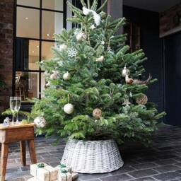 Ivyline Wicker Tree Skirt Round White H26cm D60cm in Natural - thumbnail 2