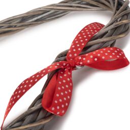 Red Hamper Wicker Slim Heart Wreath With Red Spotty Ribbon in Grey - thumbnail 3