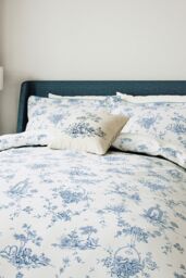 V & A 'Enchanted Garden' Cotton Cushion in Blue - Size: 45 cm x 45 cm - thumbnail 2