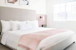 New Edge Blinds Camilla Collection Chenille Throw in Dusty Pink - Size: 150 cm x 200 cm - thumbnail 2