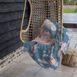 Benjamin Tate Design Pink Flowers On Blue Blanket in Natural - Size: 120 cm x 150 cm - thumbnail 4