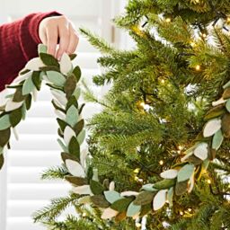 Paper High Felt Greenery Christmas Garland in Green - thumbnail 2