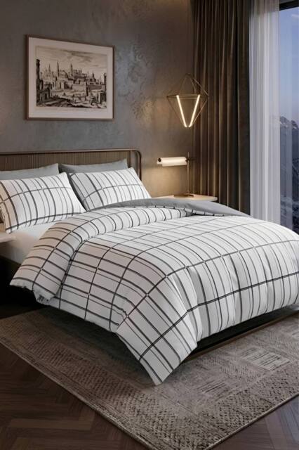 Pamposh Printed Duvet Cover Set King Size Reversible Quilt Covers in White - Size: Super King - image 1