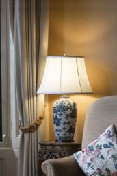 Loops Table Lamp Porcelain Blue & White Wooden Base Blue LED E27 60W - thumbnail 3