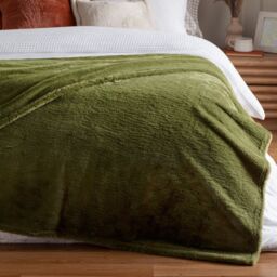 Furn Kallu Reversible Faux-Fur Throw in Olive - Size: 130 cm x 180 cm - thumbnail 4