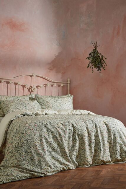 Edinburgh Weavers Malory Botanical Luxury Cotton Piped Duvet Cover Set in Green - Size: Double