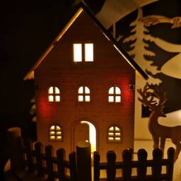 Samuel Alexander 19cm Battery Operated Light up Christmas Wooden Reindeer Village Scene with LEDs in Brown - thumbnail 2