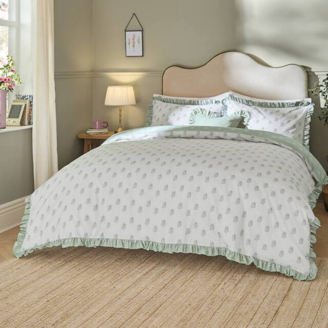 Wylder Ava Leaf Print Reversible Duvet Cover Set in White - Size: Super King - image 1