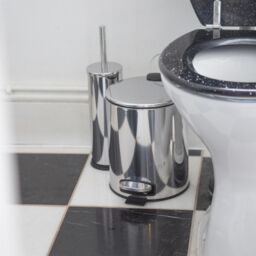 Harbour Housewares 2x Round Bathroom Pedal Bins - 5L Stainless Steel Slim Rubbish Dustbin in Silver - thumbnail 7