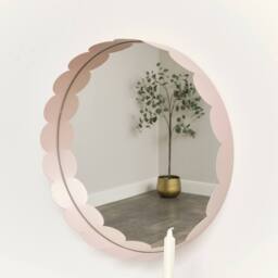 Melody Maison Light Pink Scallop Framed Round Mirror - 50cm X 50cm in Baby Pink - Size: 50 cm X 50 cm - thumbnail 3