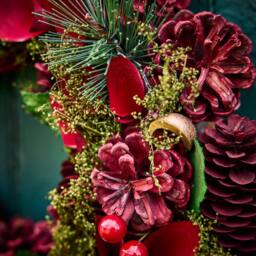 Dibor 30cm Cluster Berries Christmas Wreath with Tree Wreath Hanger in Red - thumbnail 3