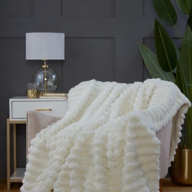 Rapport Home Chunky Ribbed Soft & Cozy Fur Throw (150x200 cm) in Cream - Size: 150 cm × 200 cm - image 1