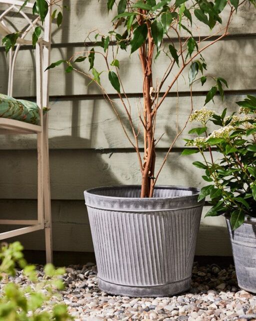 Dibor Vintage Style Rippled Grey Planter Galvanised Trough Bucket Flower Pot Embossed Round Outdoor Garden Planter (H)31cm, (Dia) 25cm