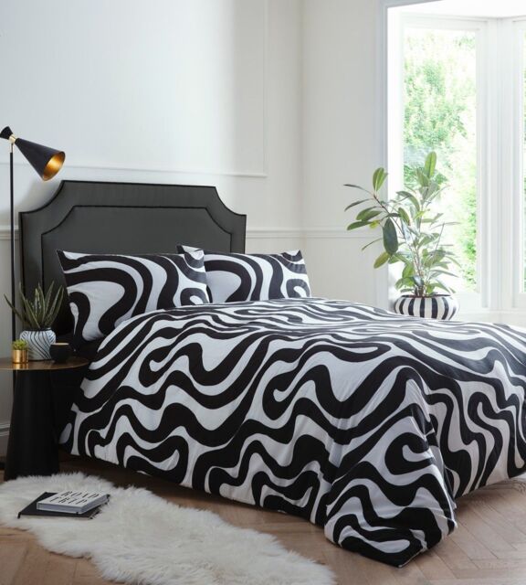 Portfolio Home Retro Waves Bedding Duvet Cover Quilt Set with Pillowcase in Black - Size: Double - image 1