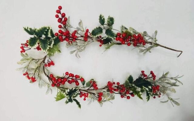 Shatchi 1.5m Natural Looking Artificial Leaves, Berries & Flowers Garland - image 1