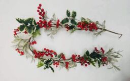 Shatchi 1.5m Natural Looking Artificial Leaves, Berries & Flowers Garland