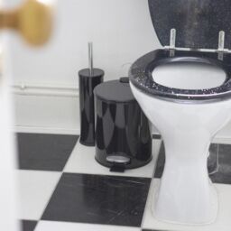 Harbour Housewares 2x Round Bathroom Pedal Bins - 5L Stainless Steel Slim Rubbish Dustbin in Black - thumbnail 7