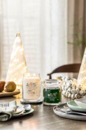 Yankee Candle Silver Sage & Pine Signature Medium Jar Candle - thumbnail 4