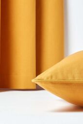 Homescapes Cotton Plain Cushion Cover in Mustard - Size: 45 cm x 45 cm - thumbnail 5