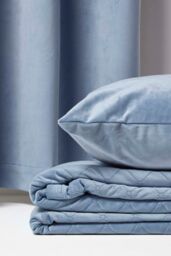 Homescapes Diamond Quilted Velvet Throw in Blue - Size: 150 cm x 200 cm - thumbnail 6