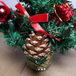 Samuel Alexander 30cm Mini Pre-Decorated Christmas Tree in Gold Pot with Red Baubles in Green - thumbnail 5