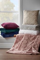 Catherine Lansfield 'Cosy Diamond' Blanket Throw in Pink - Size: 130 cm x 170 cm - thumbnail 3
