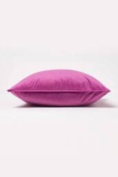 Homescapes Filled Velvet Cushion with Piped Edge 46 x 46 cm in Pink - thumbnail 4