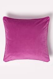 Homescapes Filled Velvet Cushion with Piped Edge 46 x 46 cm in Pink - thumbnail 3