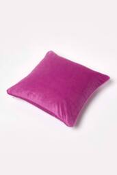 Homescapes Filled Velvet Cushion with Piped Edge 46 x 46 cm in Pink - thumbnail 5