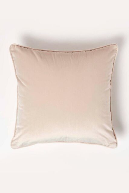 Homescapes Filled Velvet Cushion with Piped Edge 46 x 46 cm in Cream - image 1