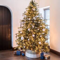 Ivyline Seagrass Round Foldable Diamond Wicker Tree Skirt D70cm in Light Brown - Size: Medium