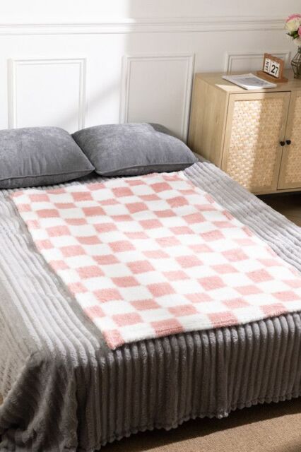 Living and Home 100 x 150cm Flannel Soft Lightweight Checkered Throw Blanket in Pink - Size: 100 x 150 cm