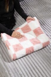 Living and Home 100 x 150cm Flannel Soft Lightweight Checkered Throw Blanket in Pink - Size: 100 x 150 cm - thumbnail 5