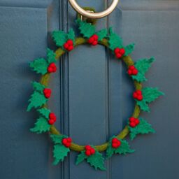 Paper High Felt Holly Christmas Wreath in Green - thumbnail 3