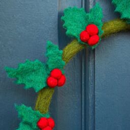 Paper High Felt Holly Christmas Wreath in Green - thumbnail 2