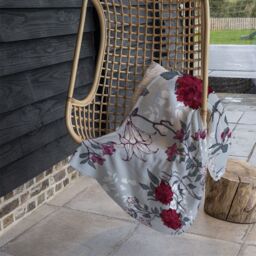 Benjamin Tate Design Red & White Winter Floral Blanket in Natural - Size: 120 cm x 150 cm - thumbnail 4