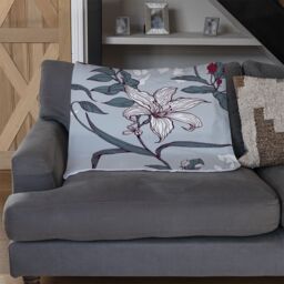 Benjamin Tate Design Red & White Winter Floral Blanket in Natural - Size: 120 cm x 150 cm - thumbnail 2