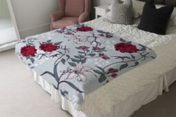 Benjamin Tate Design Red & White Winter Floral Blanket in Natural - Size: 120 cm x 150 cm - thumbnail 3