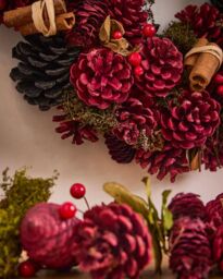 Dibor Cinnamon Pinecone 36cm Christmas Wreath & 1.05m Garland Set in Red - thumbnail 5