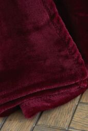 Catherine Lansfield 'Raschel Velvet Touch' Blanket Throw in Red - Size: 130 cm x 170 cm - thumbnail 3