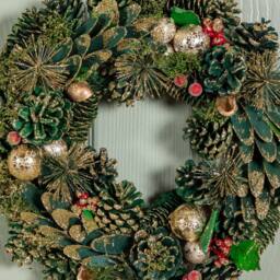 Samuel Alexander 36cm Bauble & Pinecone Hanging Christmas Wreath with Red Berries in Green - thumbnail 5