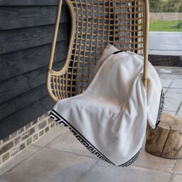 Benjamin Tate Design Greek Key Border Frame Blanket in Natural - Size: 120 cm x 150 cm - thumbnail 4