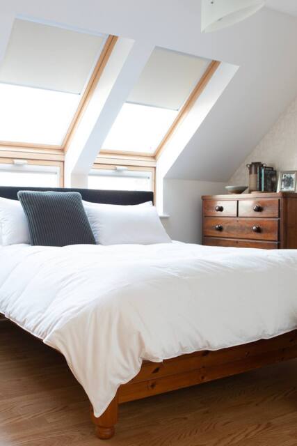 The Lyndon Company Hotel Goose Feather & Down 10.5 Tog All Year Round Duvet in White - Size: Single - image 1
