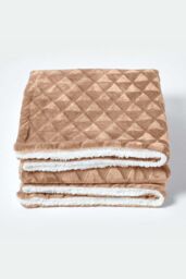 Homescapes Geometric Triangle Velvet Throw in Brown - Size: 200 cm x 230 cm - thumbnail 2